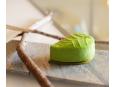 クロモジの木と、抹茶とユズをかけ合わせたケーキ
