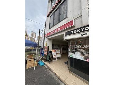 赤い看板が目印！