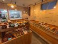 木の温かみある店内