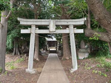 入り口には立派な白い鳥居