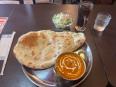 チキンカレーと手よりも大きなナン！