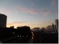夕空の下、京浜東北線のライトが連なる