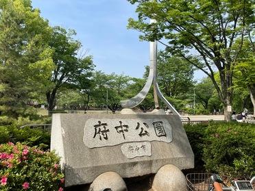 奥にモニュメント「人々の門」が見えます
