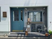 青が素敵なオシャレな入口