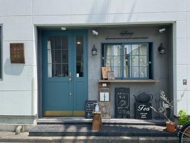 青が素敵なオシャレな入口