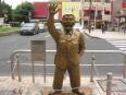北口正面　両さん像