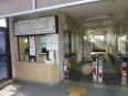 ホームは地下を通った先にあります。
