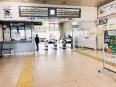 苫小牧駅改札口　改札口を出、右へは南口、左へは北口