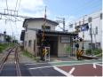踏切の中に改札口がある珍しい駅です