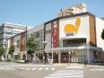 駅前に立地するスーパー